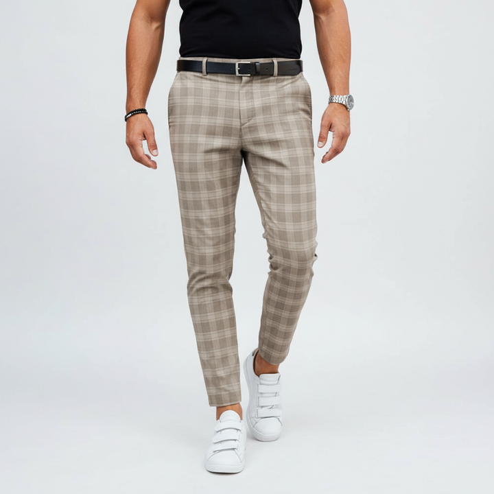 Chino slim fit uomo a quadri grigi, perfetti per un look casual o elegante da ufficio.