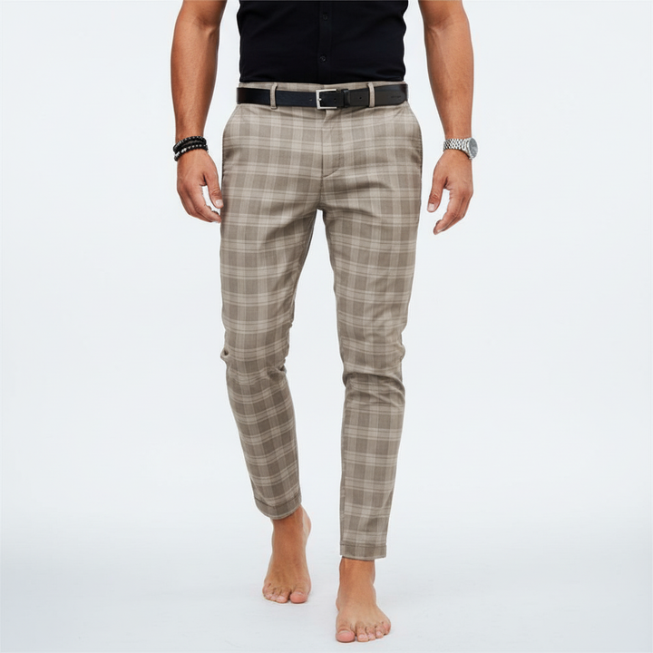 Eleganti pantaloni chino uomo slim fit a quadri, abbigliamento maschile di tendenza e confortevole.