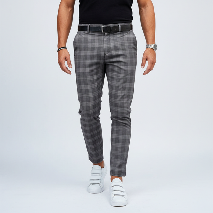 Versatili pantaloni chino slim fit da uomo, fantasia a quadri, ideali per un look sofisticato.