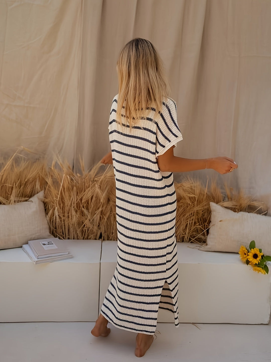 Vestito midi in morbida maglia a righe per donna, con scollo a V per comfort e stile femminile.