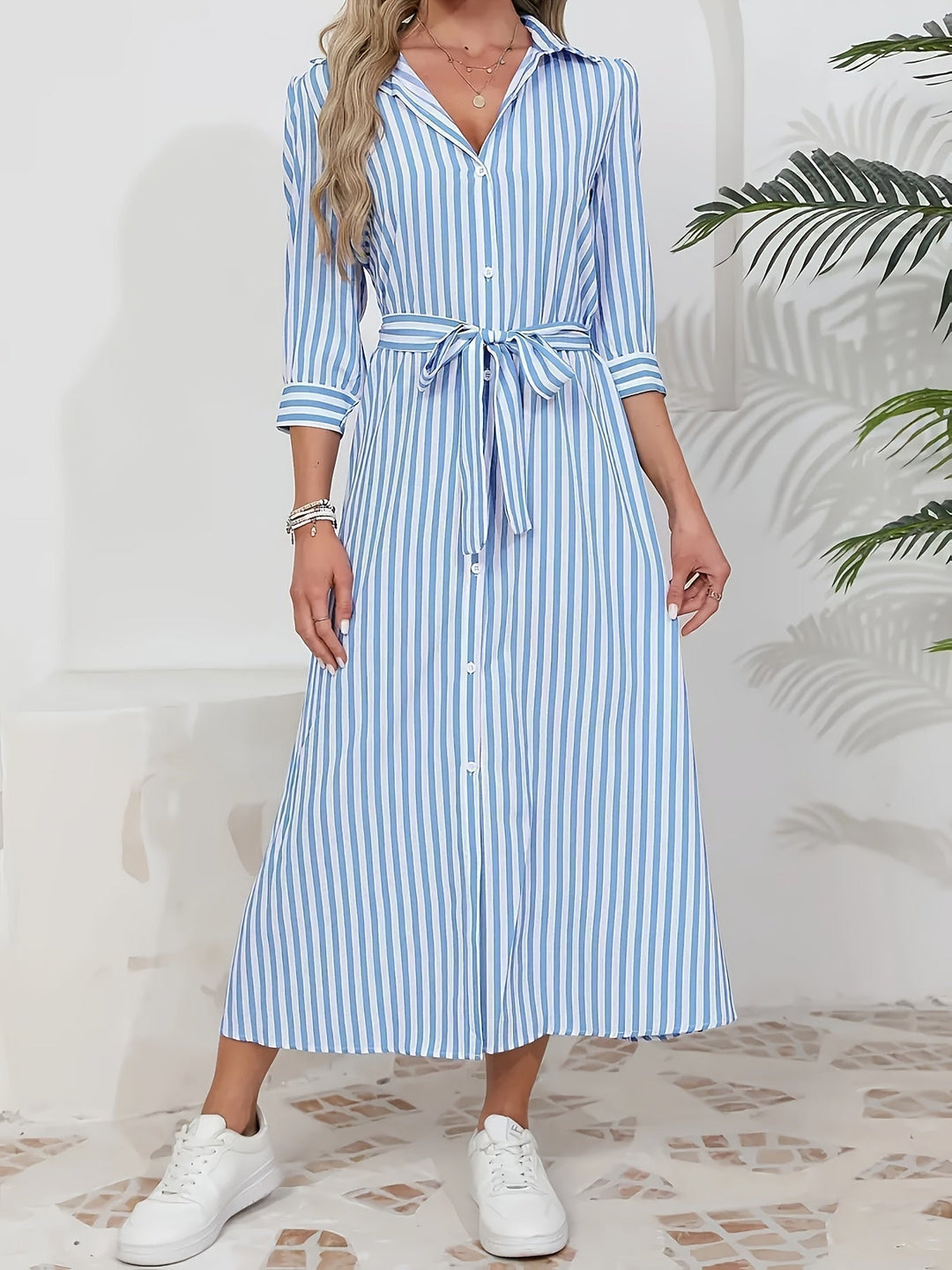 Abito midi chemisier a righe con cintura per donna. Maniche 3/4. Perfetto per la moda estiva e il comfort quotidiano.