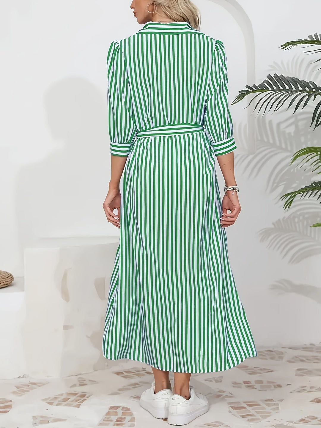 Elegante abito chemisier midi a righe per donna, ideale per un look estivo e quotidiano con cintura.