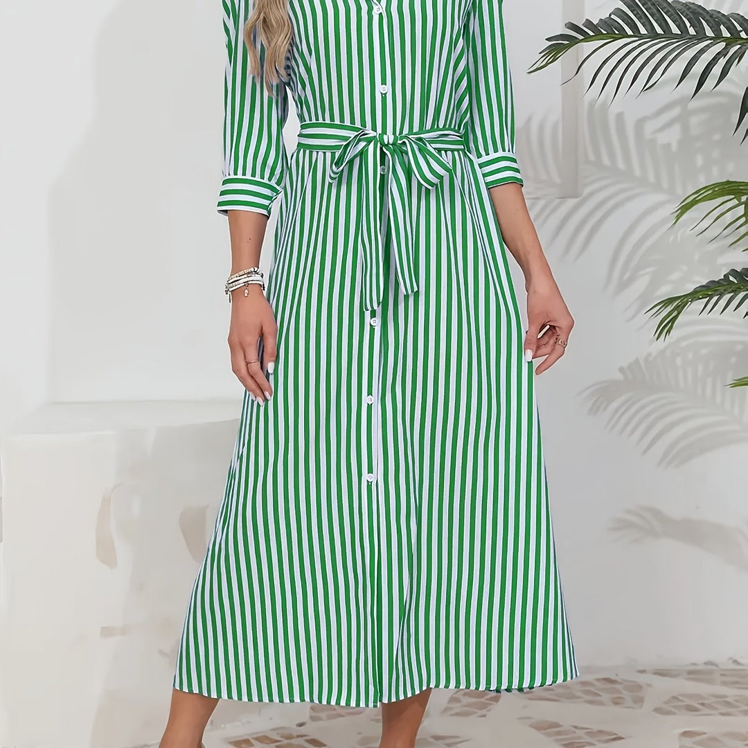 Abito midi da donna a righe verticali, stile chemisier con pratica cintura e maniche 3/4 per la moda estiva.