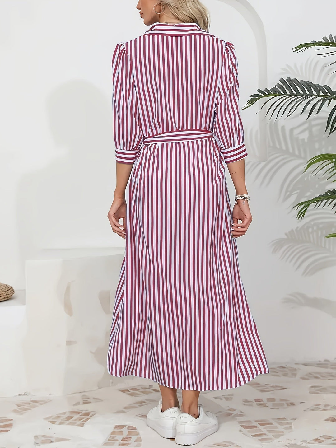 Abito midi a righe per donna con design chemisier, cintura in vita e maniche tre quarti. Eleganza quotidiana.