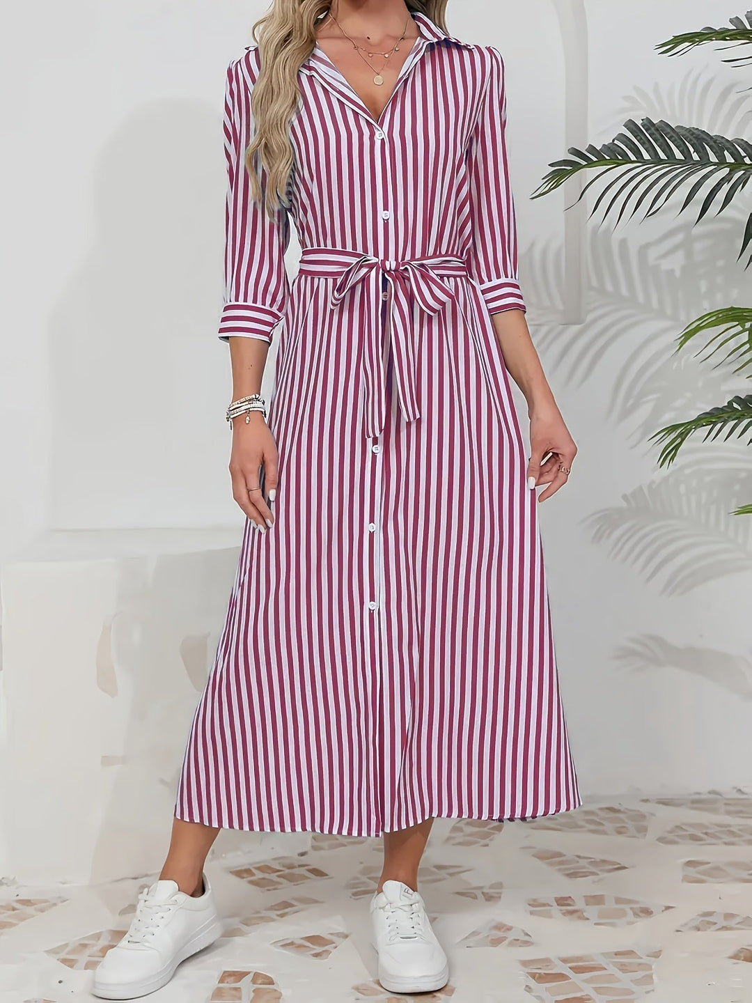 Versatile abito chemisier midi a righe da donna con cintura, perfetto per un outfit estivo casual o elegante.