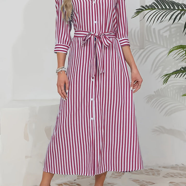 Abito da donna stile chemisier, lunghezza midi, con motivo a righe e pratica cintura per un look fresco estivo.