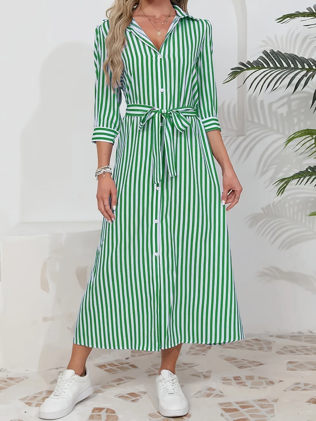 Abito midi chemisier da donna a righe, con cintura in vita e maniche tre quarti. Perfetto per l'estate casual chic.