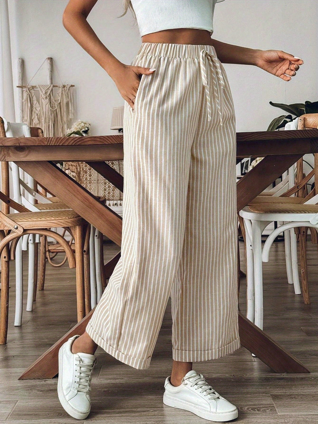 Pantaloni donna in lino a righe, gamba ampia e leggeri. Look casual estivo, massimo comfort e moda.