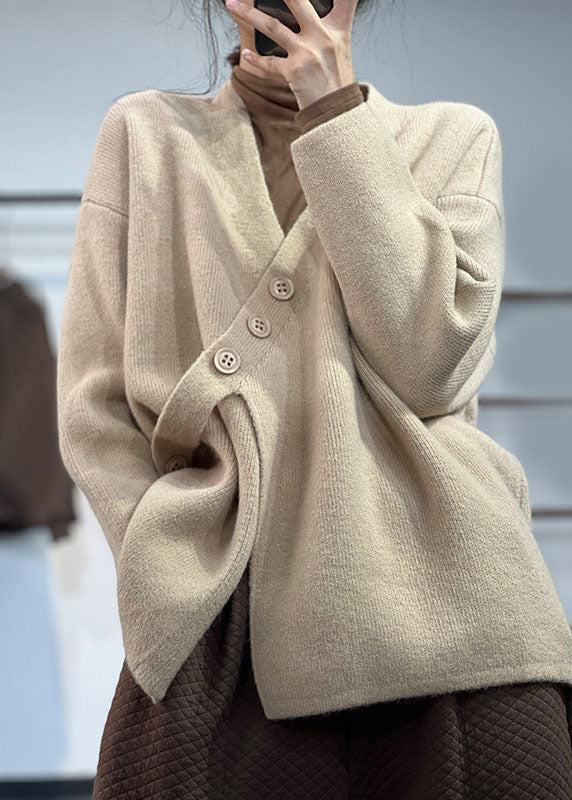 Maglione asimmetrico donna elegante per l'inverno, in calda maglia. Un capo moderno e alla moda con maniche lunghe.