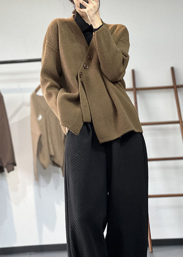 Comodo maglione donna asimmetrico, caldo per l'inverno. Design moderno con scollo asimmetrico e maniche lunghe.