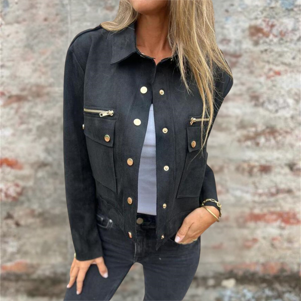 Moda autunnale: giacca da donna con bottoni decorativi e maniche lunghe, stile contemporaneo e chic.