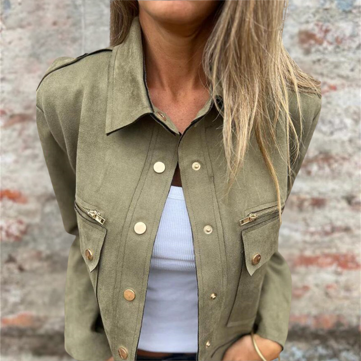 Giacca trucker autunnale da donna con bottoni frontali, ideale per un outfit casual di moda.