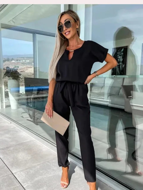 Tuta donna elegante con vestibilità slim moderna, perfetta per un look sofisticato e confortevole.