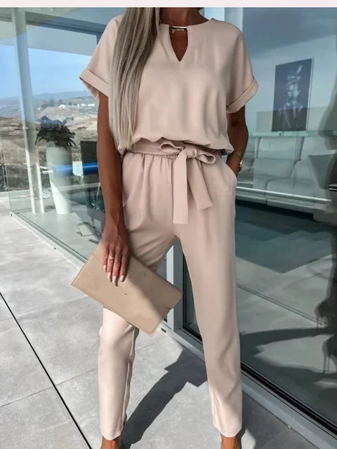 Tuta donna calda e avvolgente, con vestibilità confortevole, abbigliamento ideale per l'autunno-inverno.