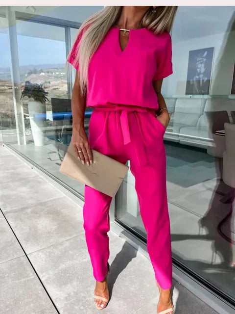 Tuta da donna moderna ed elegante, versatile per outfit casual o più curati, comoda e stilosa.