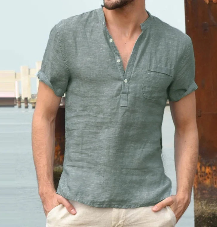 Camicia estiva uomo con collo alla coreana e maniche corte, vestibilità morbida e fresca.