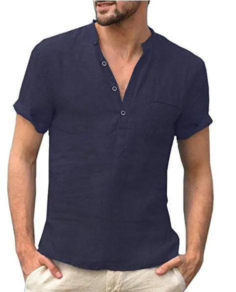 Dettaglio del collo alla coreana su camicia estiva uomo, maniche corte, per un tocco di freschezza.
