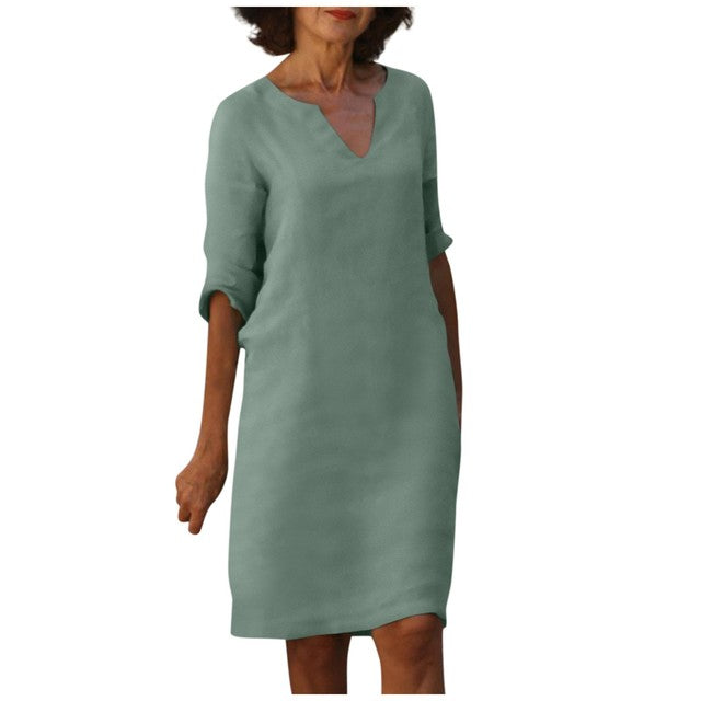 Abito moda primaverile donna, scollo a V, design versatile e femminile, perfetto chic.
