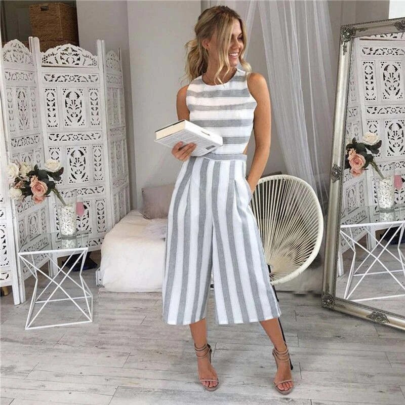 Tuta lunga donna a righe estiva, un capo di tendenza senza maniche per la moda primavera. Elegante e fresca.