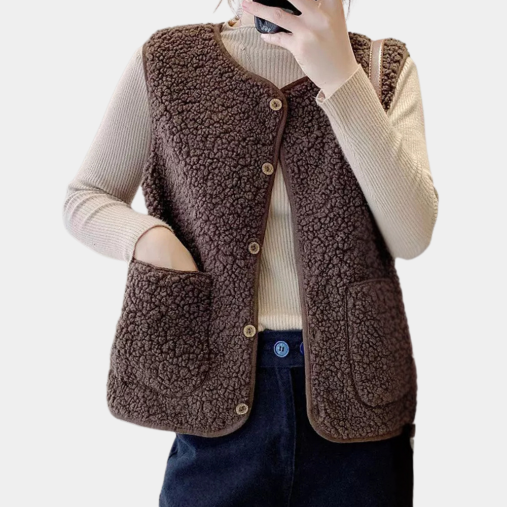 Abbigliamento donna: gilet in sherpa beige a bottoni, caldo e versatile per ogni outfit invernale.