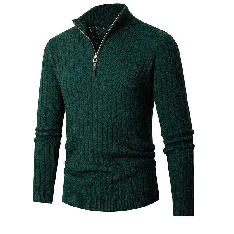 Maglione uomo invernale a coste, collo alto con mezza zip. Ideale per comfort, calore e stile quotidiano maschile.