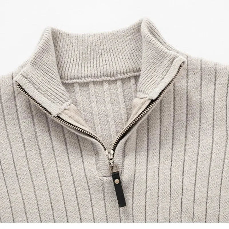 Pullover uomo in maglieria a coste, collo alto con zip, comodo e versatile, perfetto per l'abbigliamento maschile invernale.