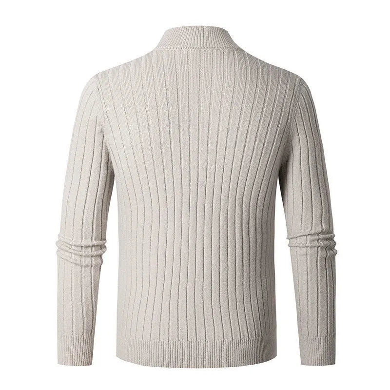 Maglione maschile a coste, collo alto con mezza zip. Ideale per outfit invernali eleganti e casual-smart di moda uomo.