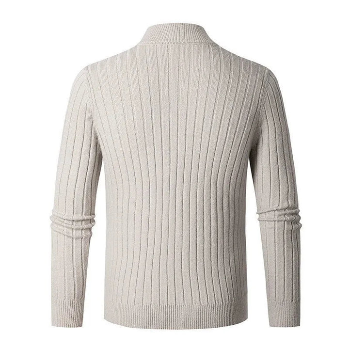 Maglione maschile a coste, collo alto con mezza zip. Ideale per outfit invernali eleganti e casual-smart di moda uomo.