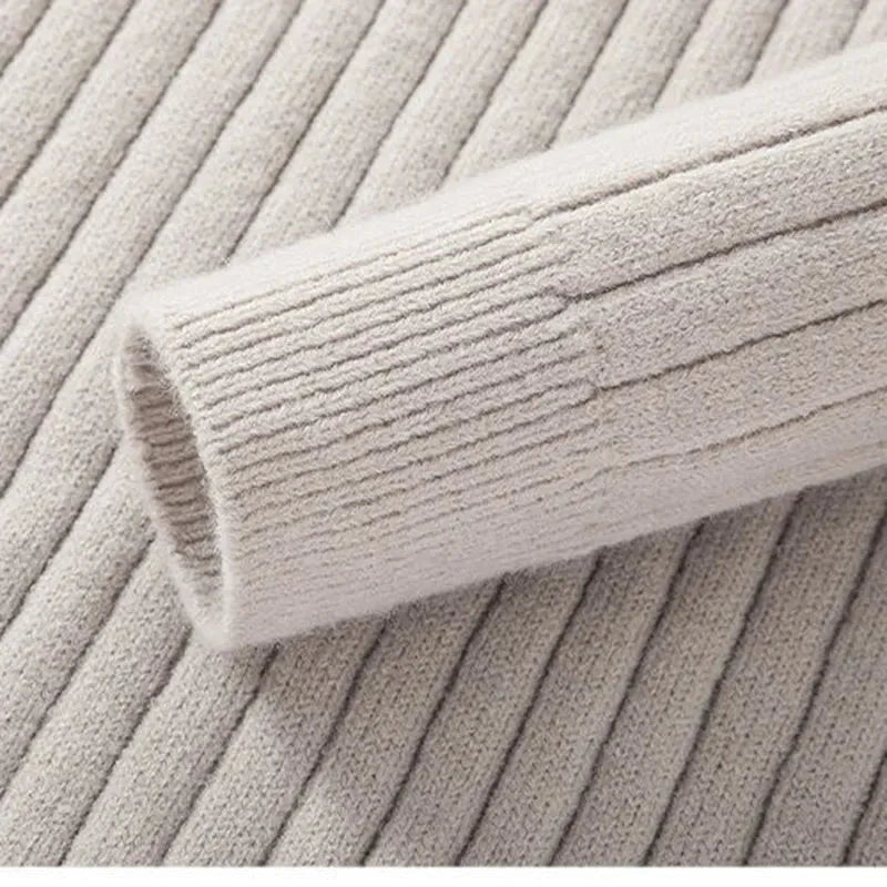 Maglione uomo a coste con collo alto e mezza zip, per un comfort invernale alla moda e uno stile versatile.