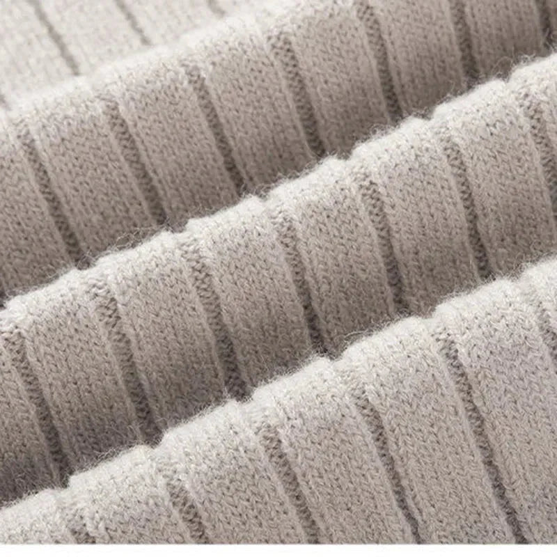 Dettaglio maglione uomo a coste con mezza zip e collo alto, un capo di abbigliamento maschile di tendenza e comfort.