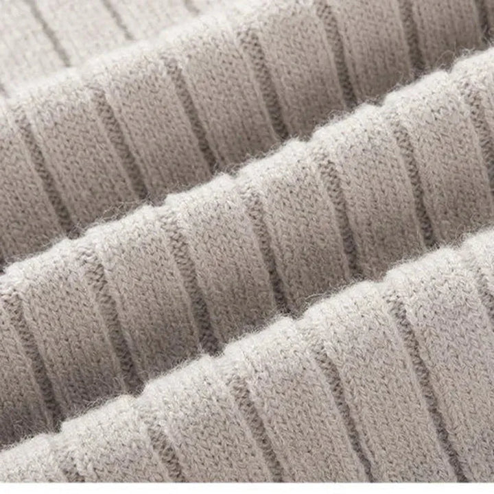 Dettaglio maglione uomo a coste con mezza zip e collo alto, un capo di abbigliamento maschile di tendenza e comfort.
