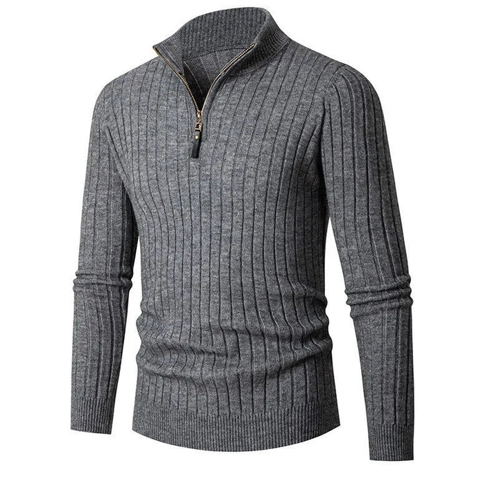 Caldo maglione uomo a coste, con collo alto e mezza zip, comfort e stile essenziale per l'inverno maschile.