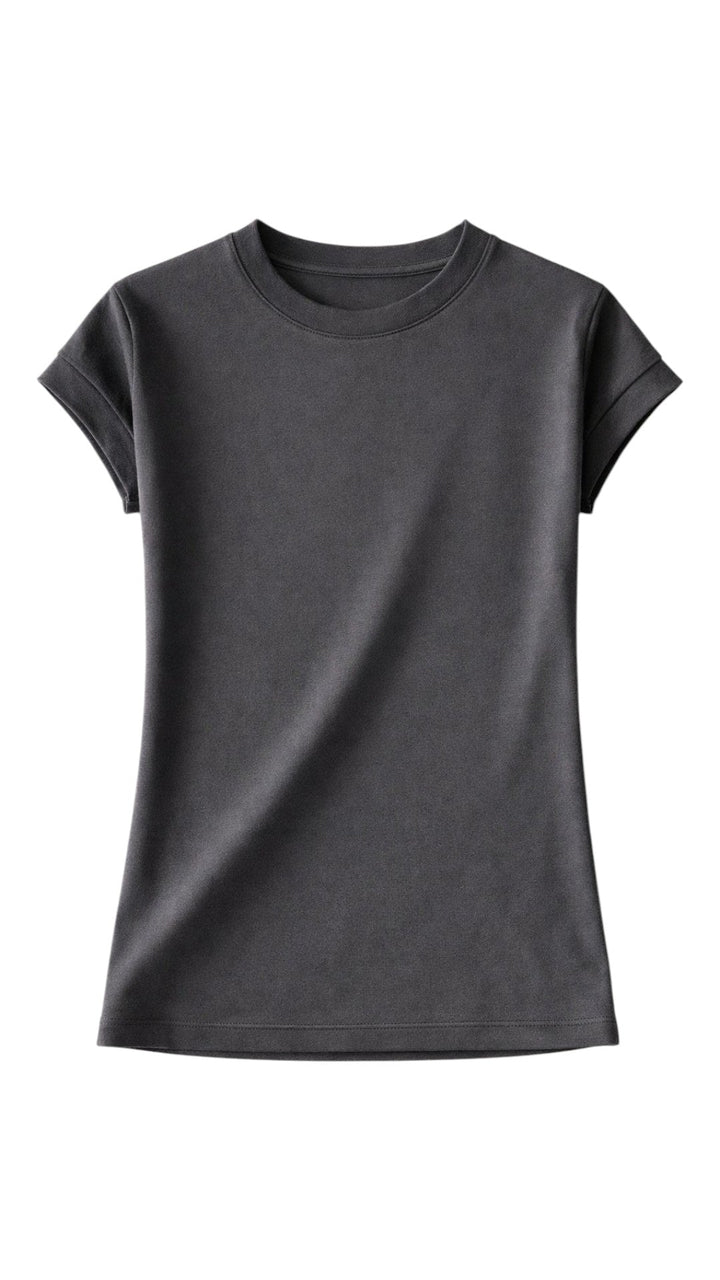 Modello di t-shirt uomo a maniche corte e girocollo, design casual per un comfort essenziale.
