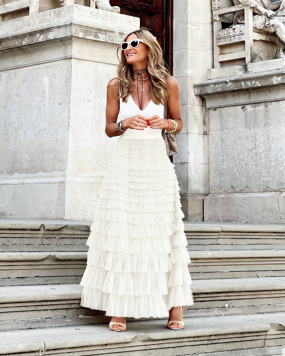Gonna lunga in tulle rosa cipria da donna con vita elastica. Ottima per moda femminile versatile ed elegante.