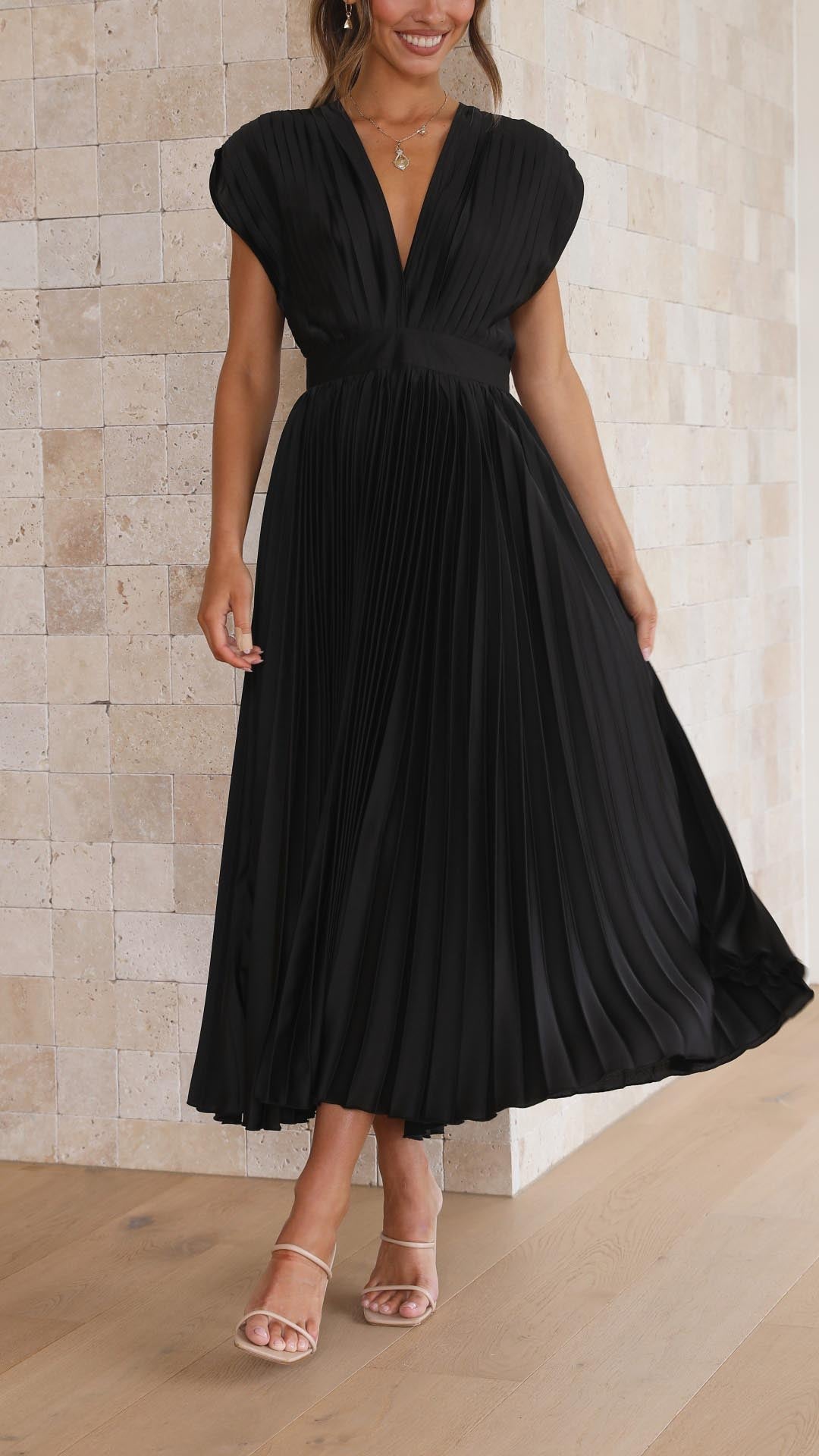 Abito donna plissettato rosa con scollo a V drappeggiato e vita alta, perfetto per occasioni speciali ed eventi.