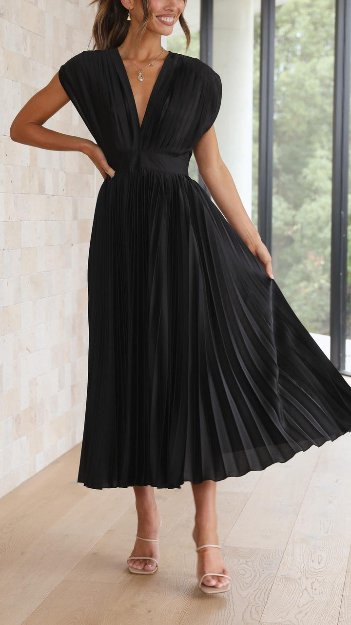 Stile moda donna: abito nero plissettato, scollo a V drappeggiato, vita alta e lunghezza midi, eleganza senza tempo.