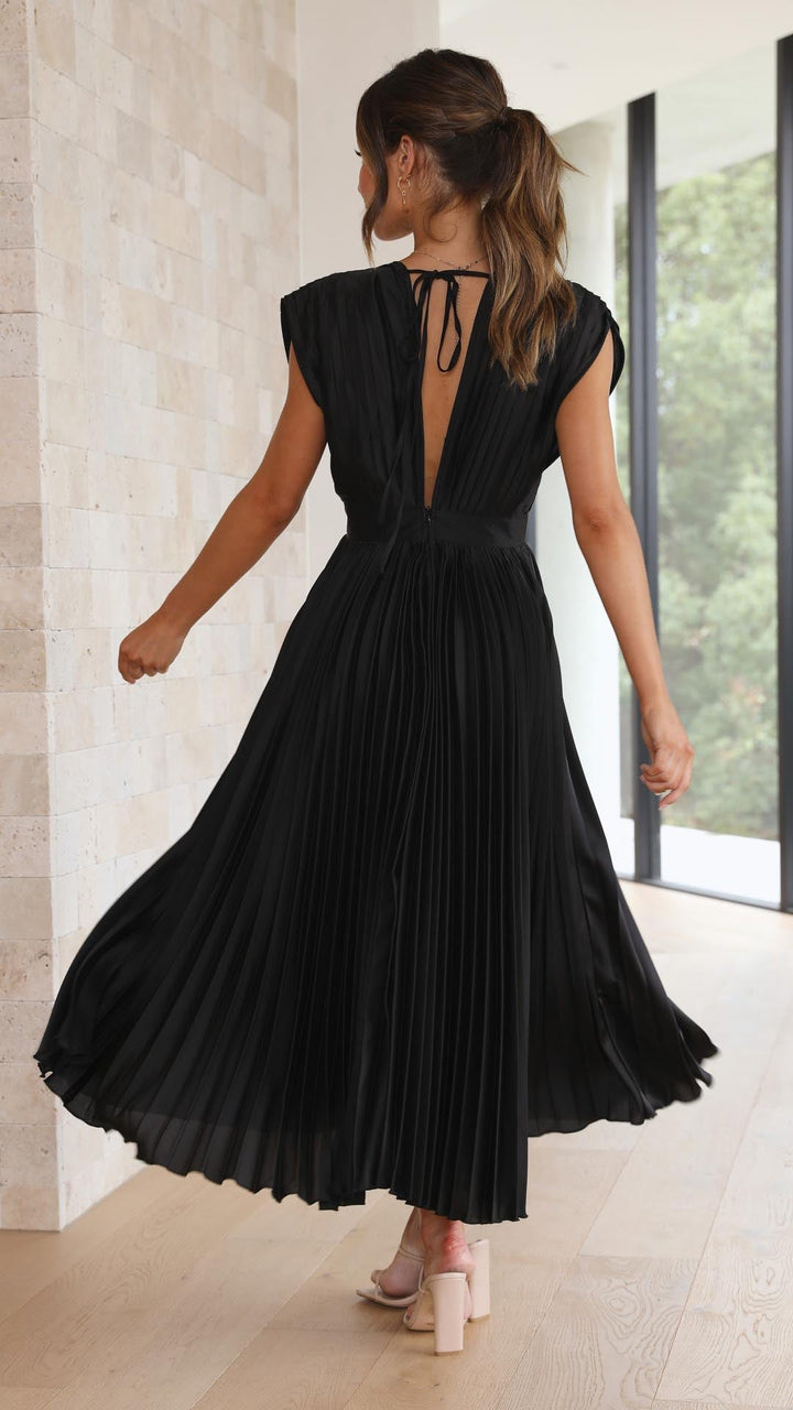 Abito midi champagne drappeggiato con scollo a V e gonna plissettata, look elegante per cerimonia o sera.