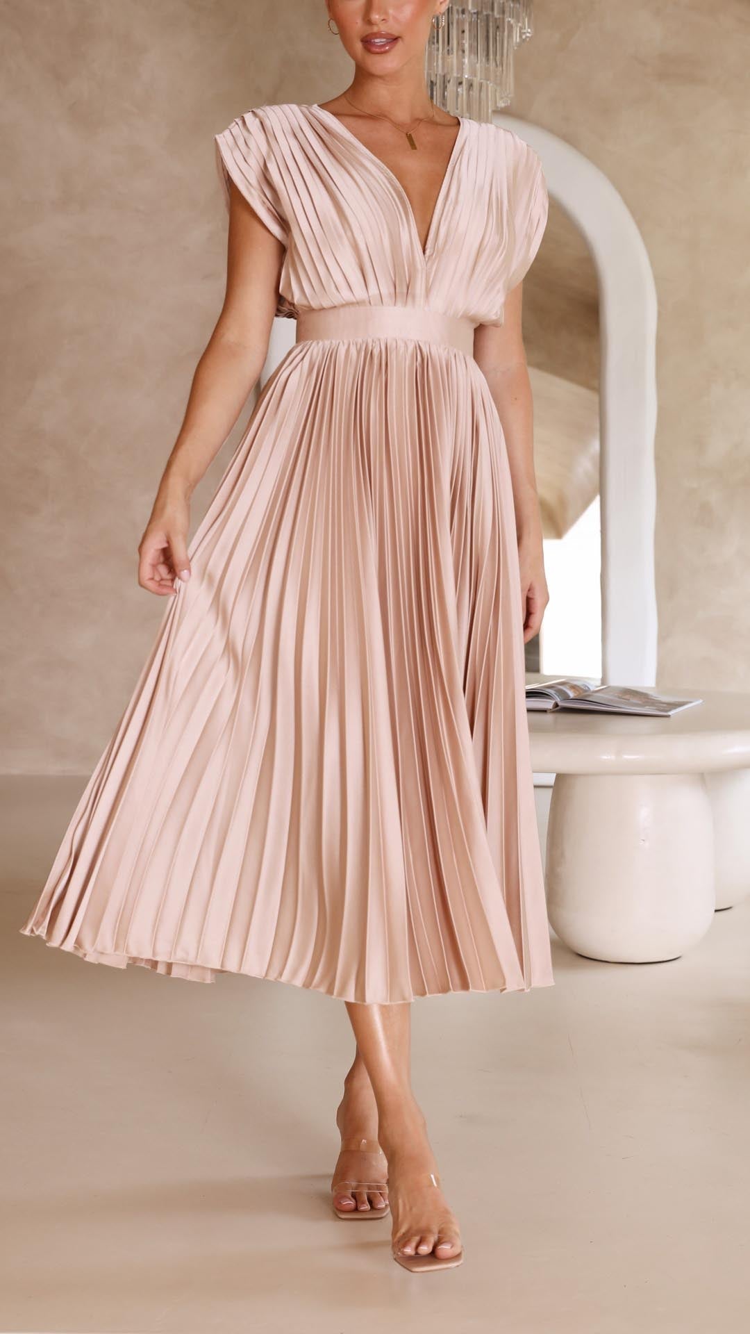 Moda donna: abito nero midi plissettato, design elegante con scollo a V e dettagli drappeggiati.