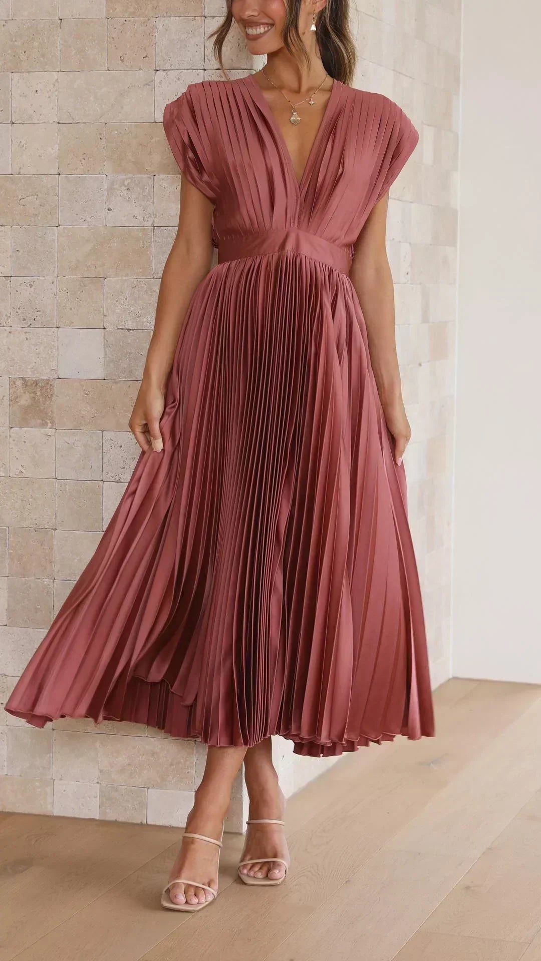 Abito donna midi elegante plissettato rosa con scollo a V drappeggiato e vita alta, perfetto per cerimonie.