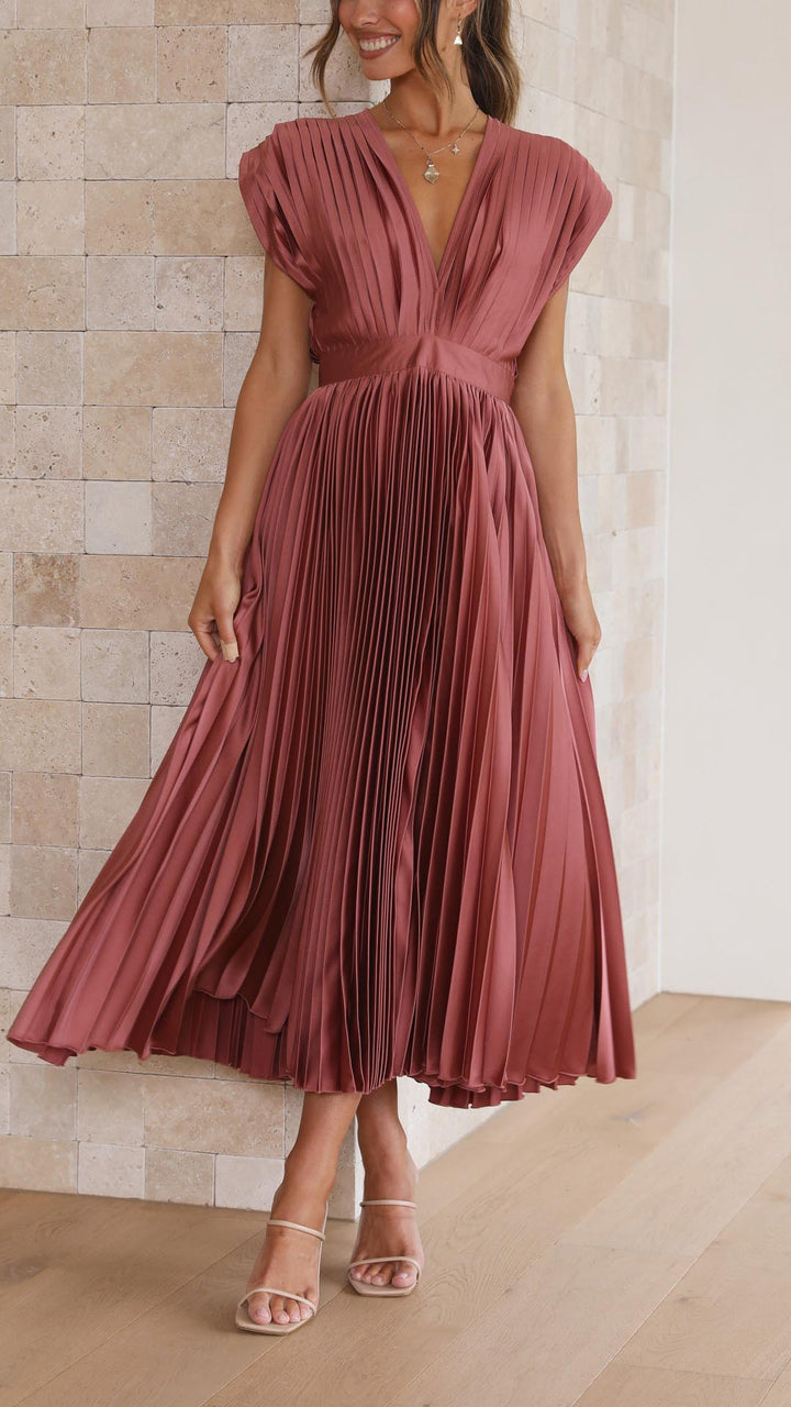 Vestito da sera champagne plissettato, scollo a V e drappeggio, vita alta, ideale per eventi eleganti.