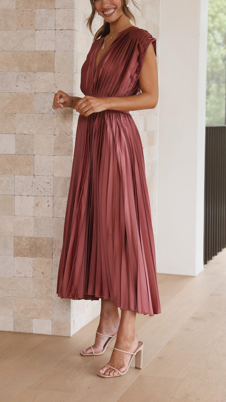 Vista frontale di un abito donna nero plissettato, scollo a V drappeggiato, stile elegante e moderno.
