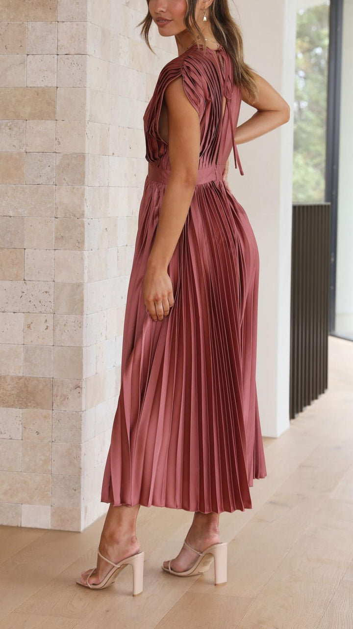 Abito elegante midi champagne, plissettato, scollo a V profondo e vita alta, ideale come vestito da sera.