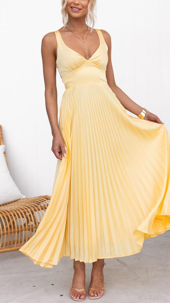 Abito lungo estivo donna plissettato con scollo a V, perfetto per un look elegante e fluido.