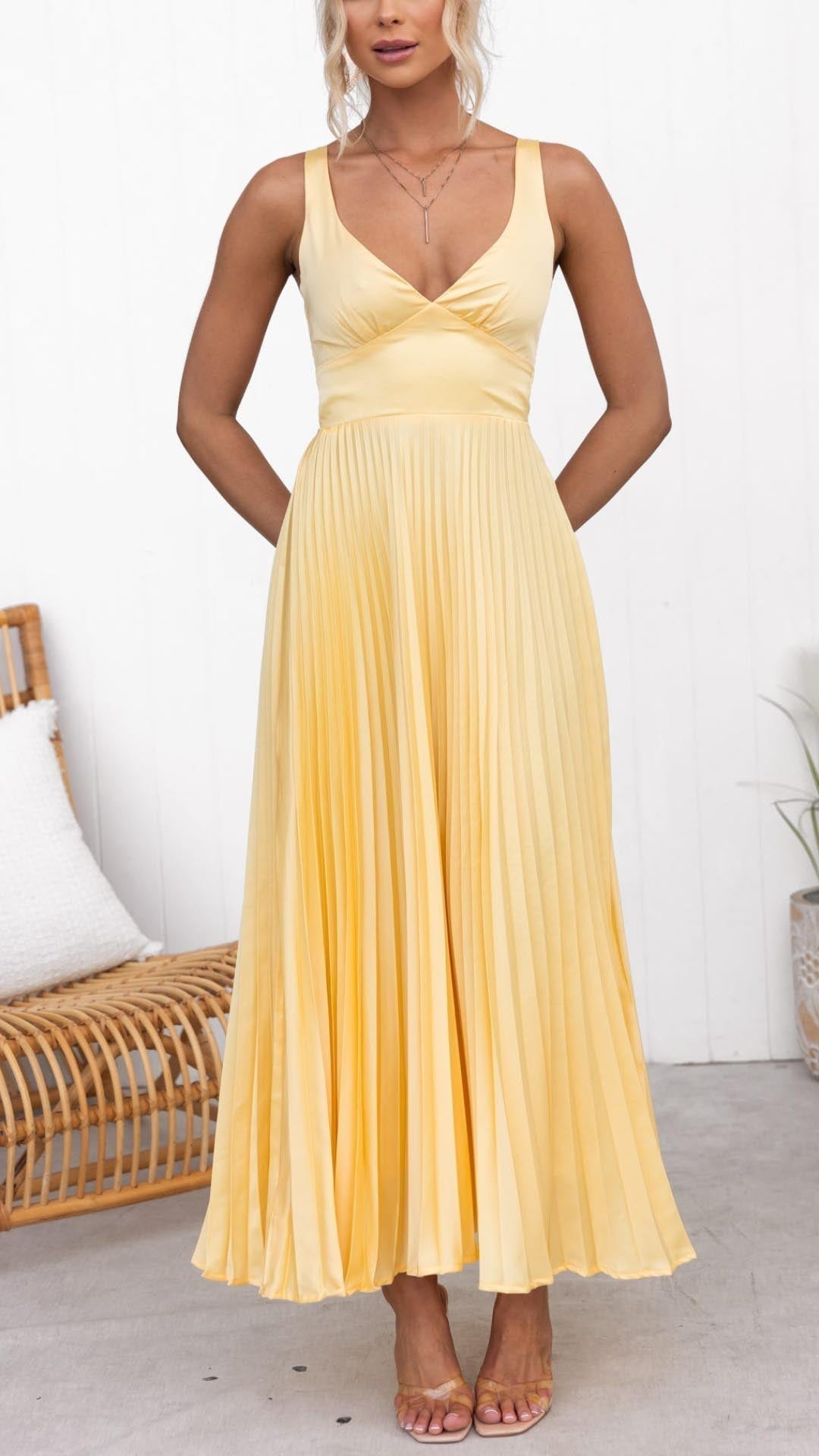 Vestito lungo giallo plissettato donna con scollo a V e schiena incrociata, ideale per serate estive.