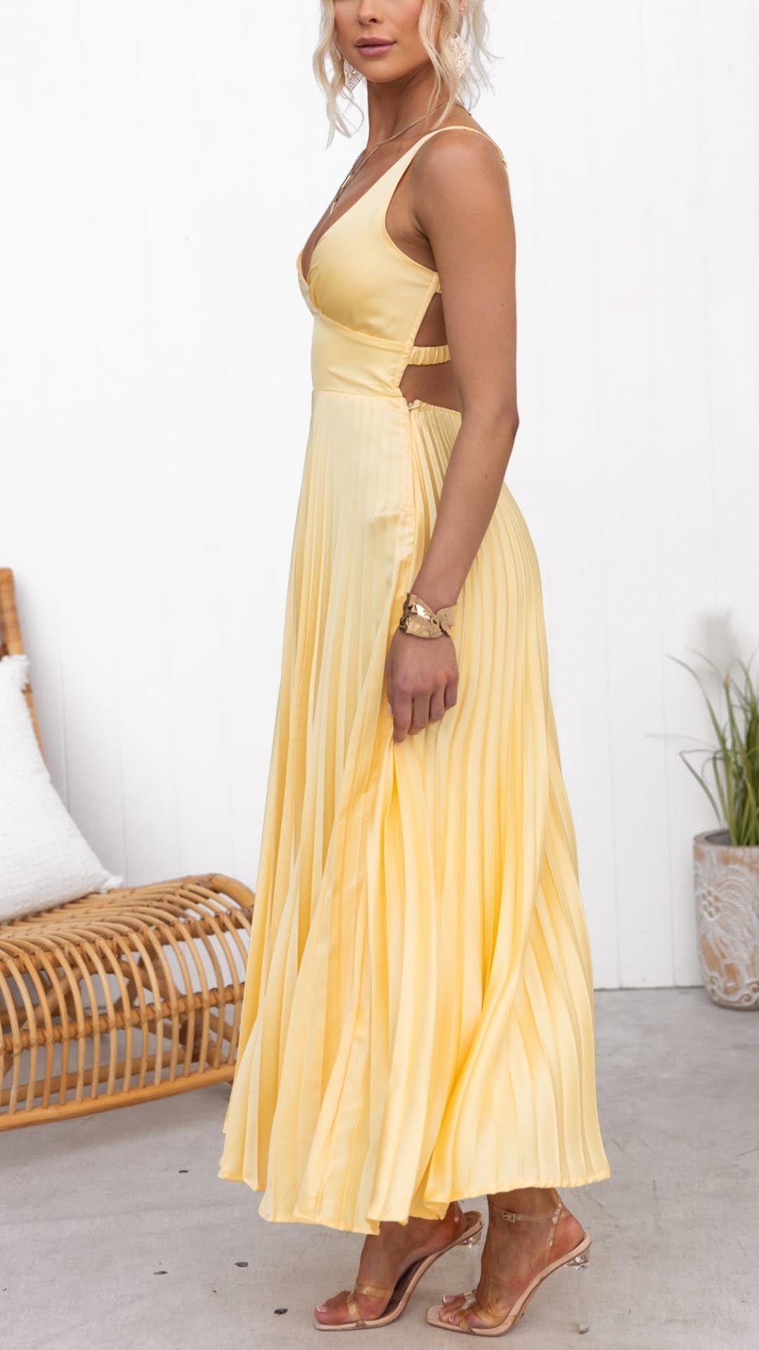 Elegante abito donna lungo estivo, plissettato e con scollo a V, per un casual chic o look vacanza.