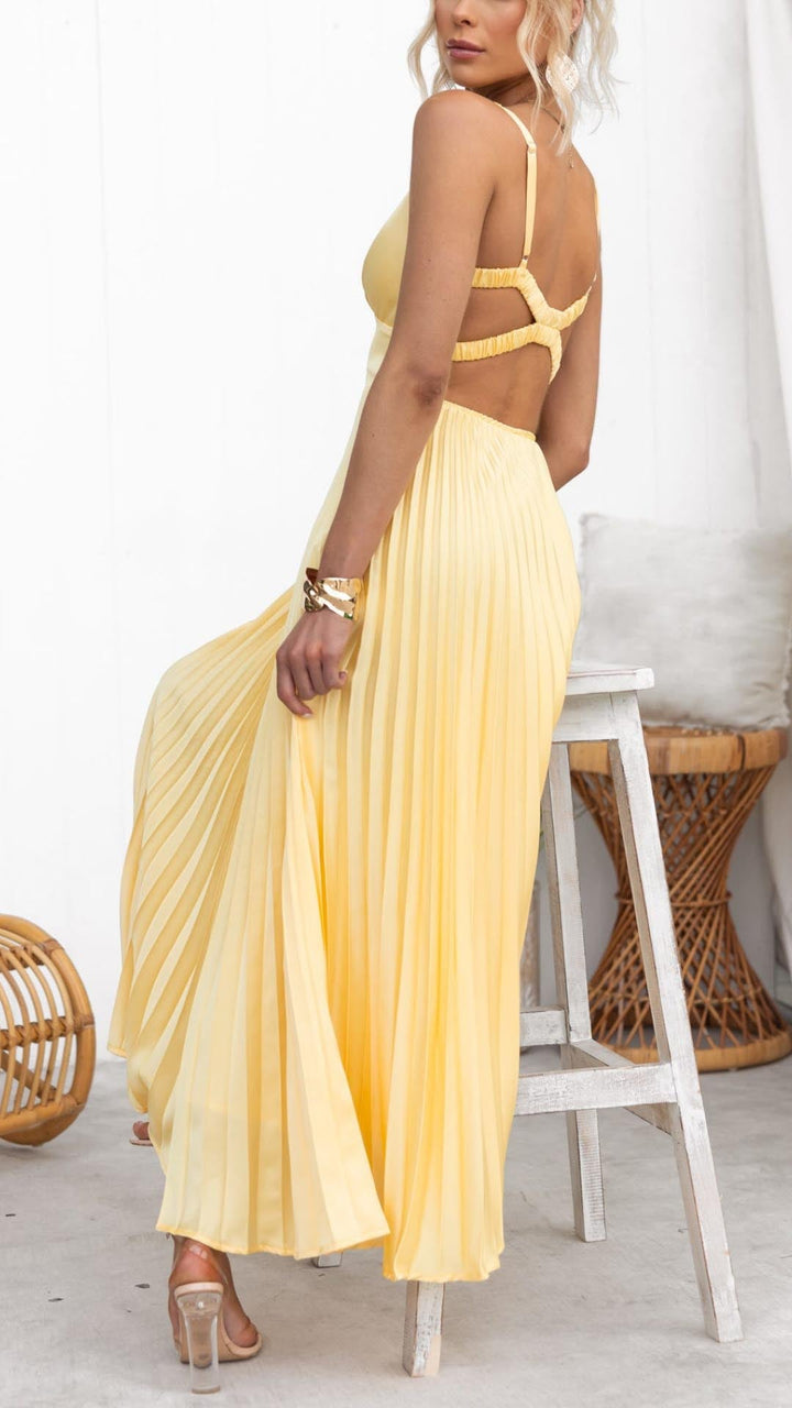 Moda donna: abito estivo lungo fluido giallo con scollo a V e dettagli plissettati, per la tua eleganza.