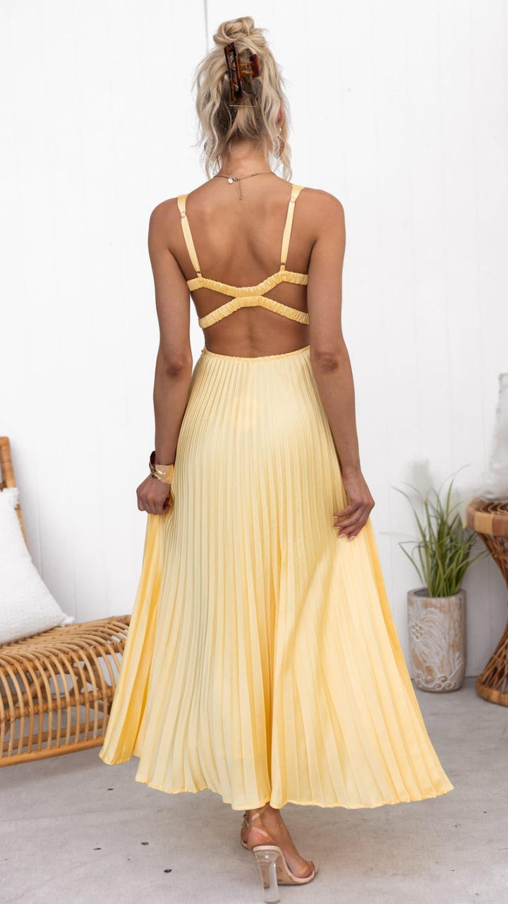 Abito lungo estivo giallo per donna, con scollo a V profondo, schiena incrociata e design plissettato chic.