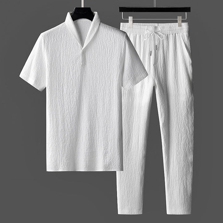 Completo loungewear estivo uomo, due pezzi con top manica corta e pantaloni coordinati. Ideale per comfort e relax casual.