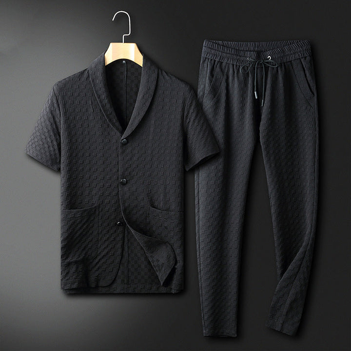 Uomo completo casual in due pezzi: camicia con colletto coreana e pantaloni ampi per abbigliamento casa comodo.
