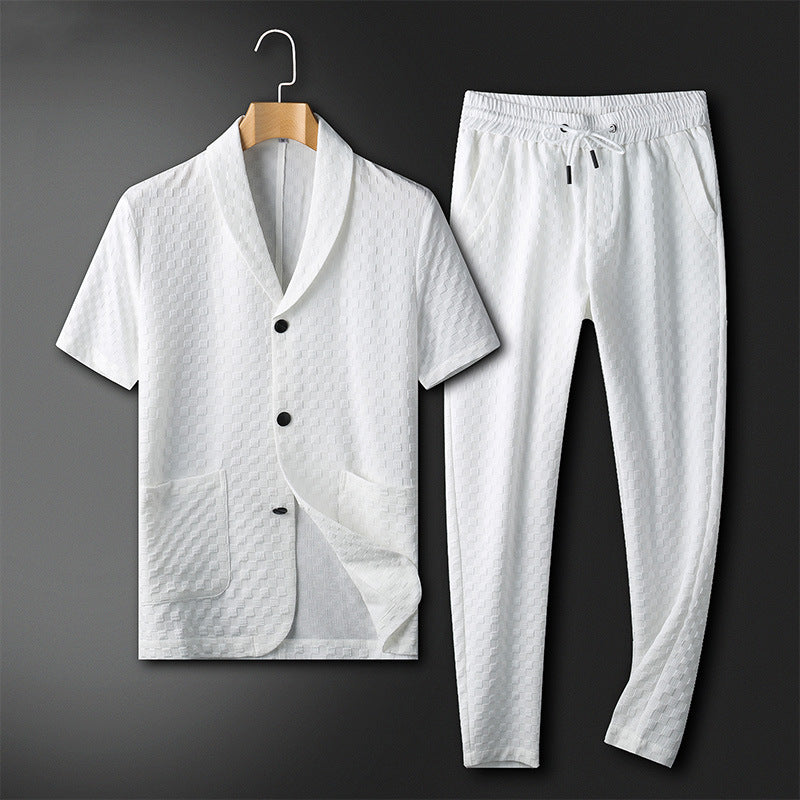 Elegante completo uomo loungewear con camicia colletto coreana e pantaloni ampi, perfetto per relax alla moda.